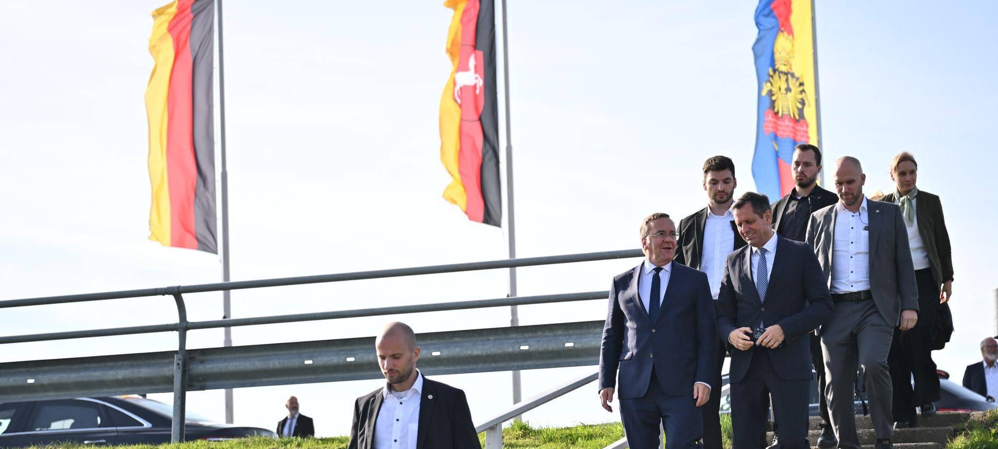 Verteidigungsminister Pistorius in Emden