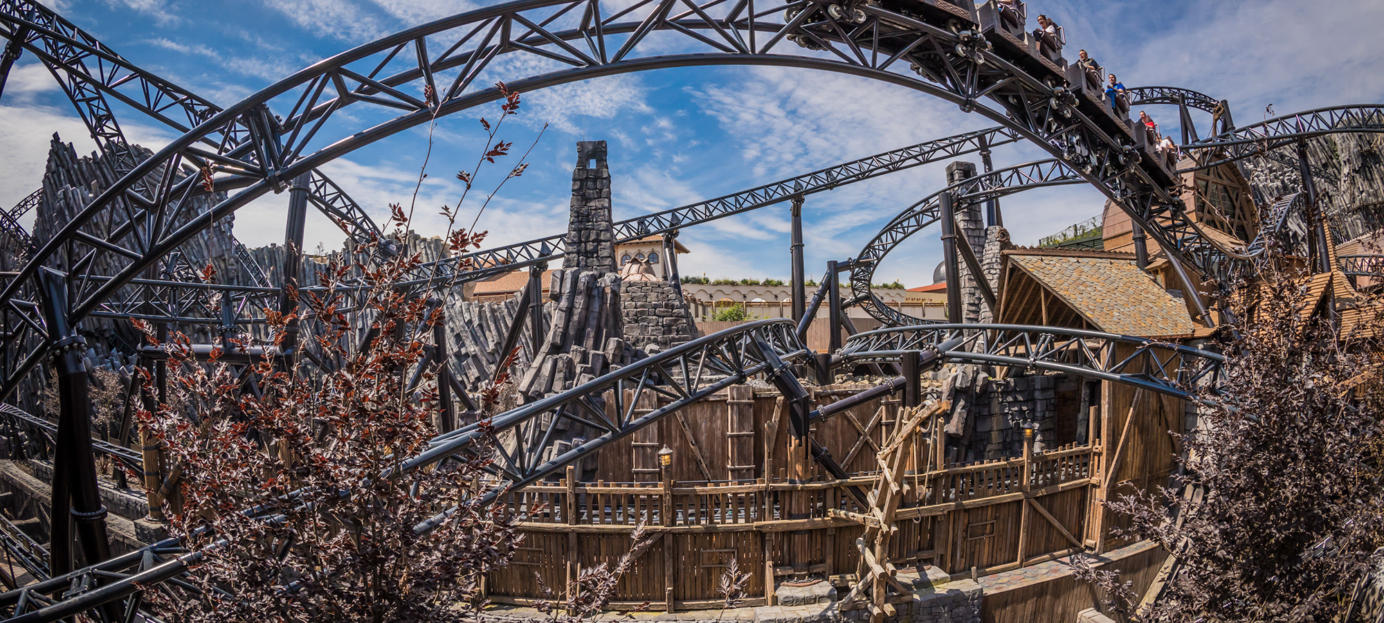Brühl: Auto rammt Pfeiler einer Achterbahn im Phantasialand