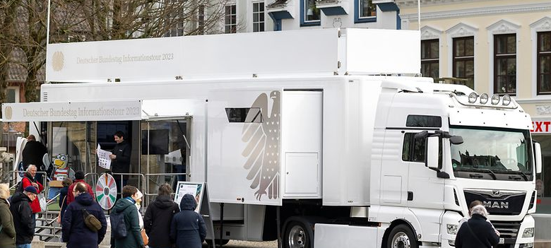 Erftstadt: Infomobil des Bundestages zu Besuch