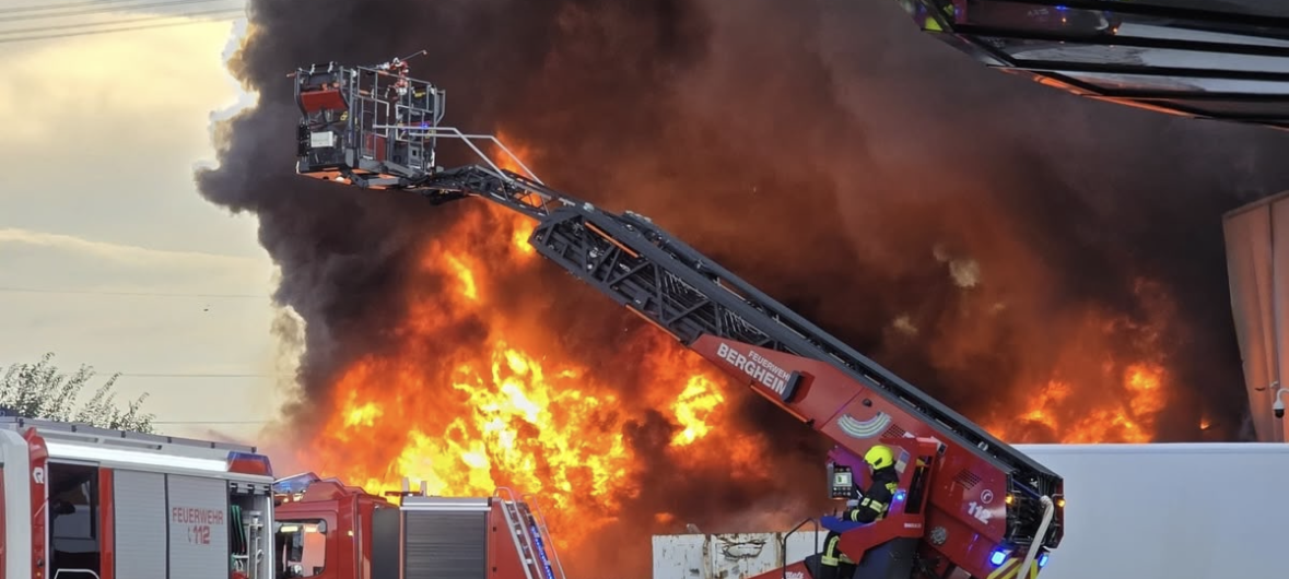 Großbrand in Bergheim: Feuerwehr weiter im Einsatz