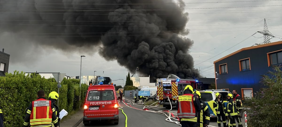 Großbrand in Bergheim: Feuerwehr weiter im Einsatz