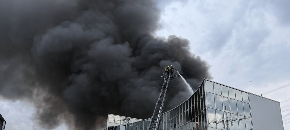 Großbrand in Bergheim: Feuerwehr weiter im Einsatz