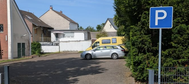 Neue Parkregelung auf der Erkelenzer Straße in Bedburg-Lipp