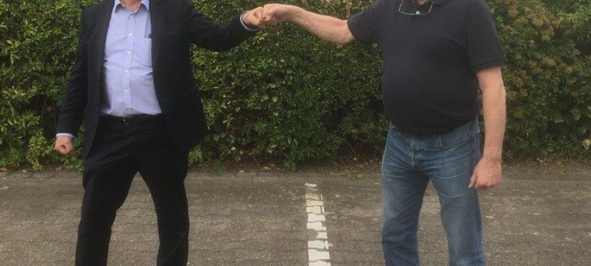 Peter Kunze (rechts) übergibt an Peter Abels